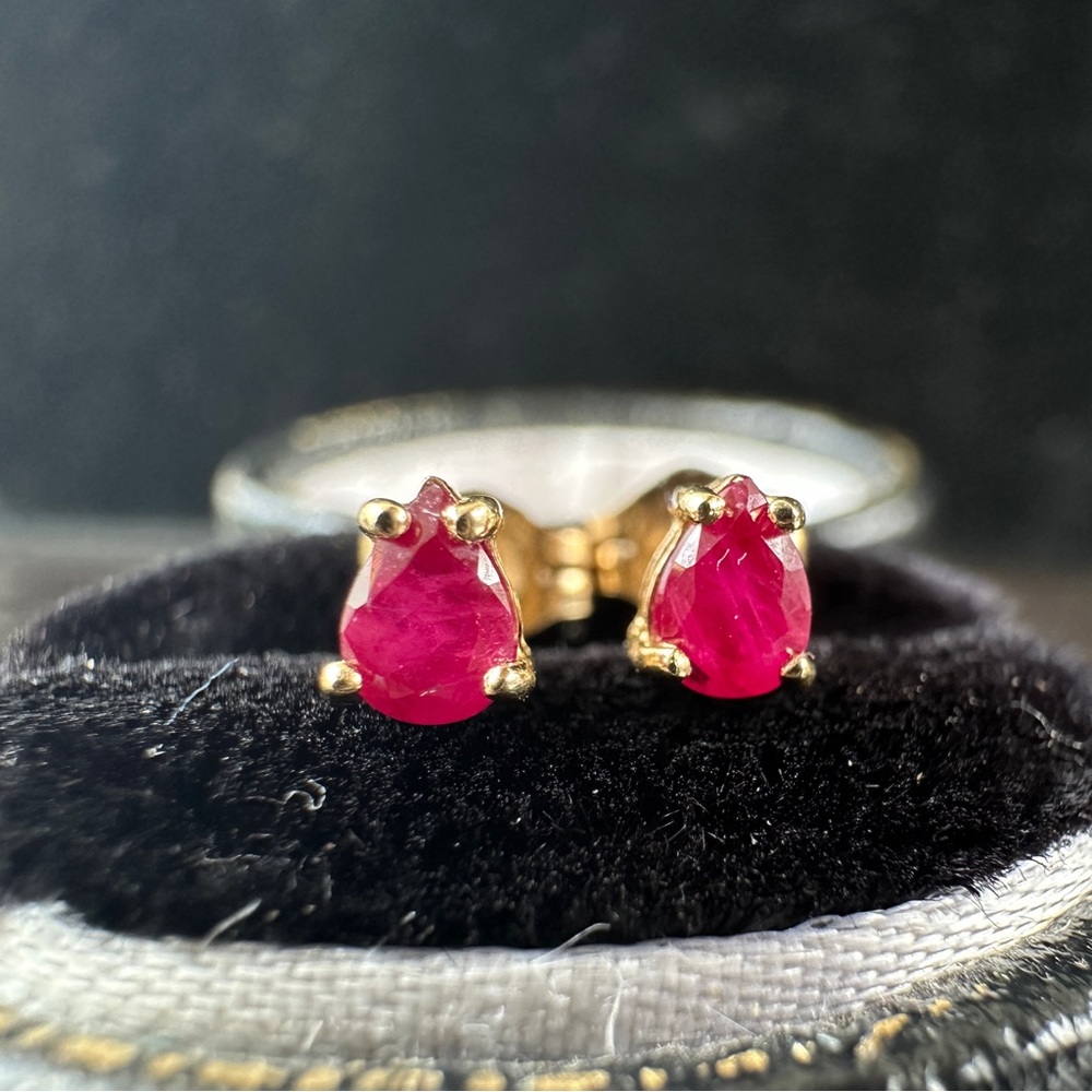 Gorgeous 14k Yellow Gold Pear Shaped Natural Red Ruby Stud Earrings